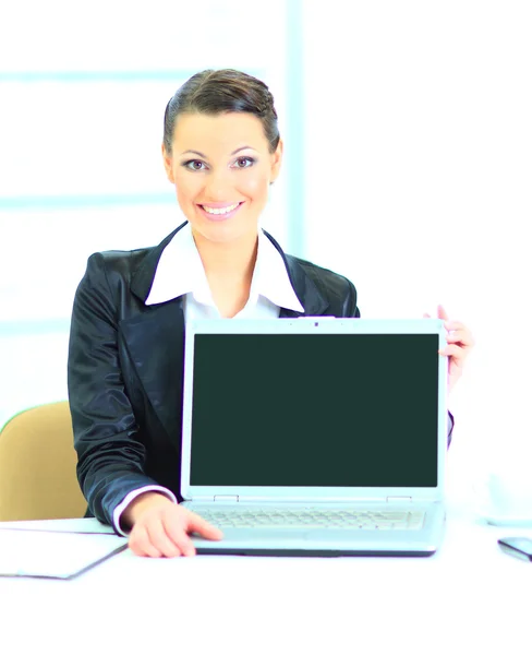 Mulher de negócios bonita no escritório, representação do computador portátil . — Fotografia de Stock