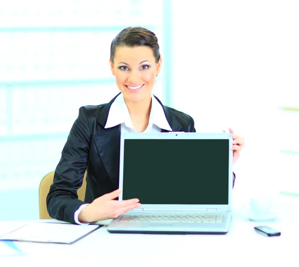 사무실, 노트북의 표현에에서 아름 다운 비즈니스 우먼. — 스톡 사진