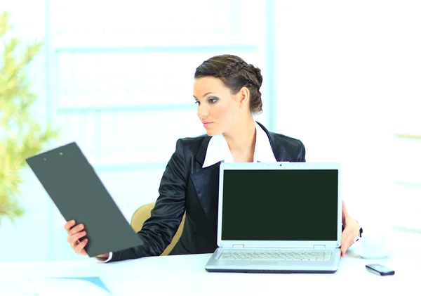 Apresentação do laptop, mulher de negócios, olhando para o plano de trabalho, no escritório . — Fotografia de Stock