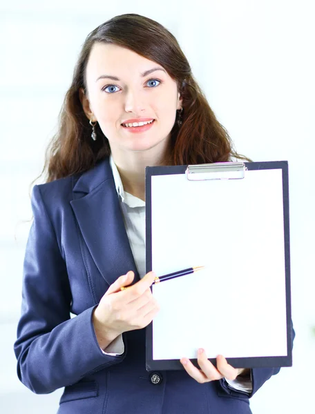 Retrato de una linda mujer de negocios joven con el plan de trabajo sonriendo . — Foto de Stock