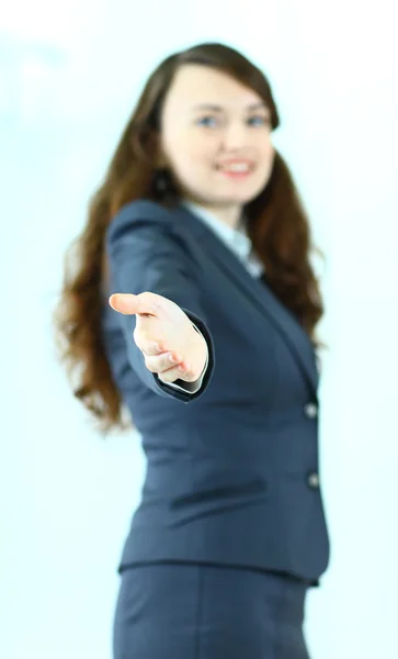 Een mooie jonge Glimlachende zakenvrouw — Stockfoto