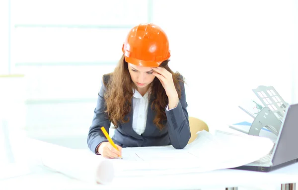 Mulher de negócios bonita, um engenheiro trabalhando em um plano no escritório . — Fotografia de Stock
