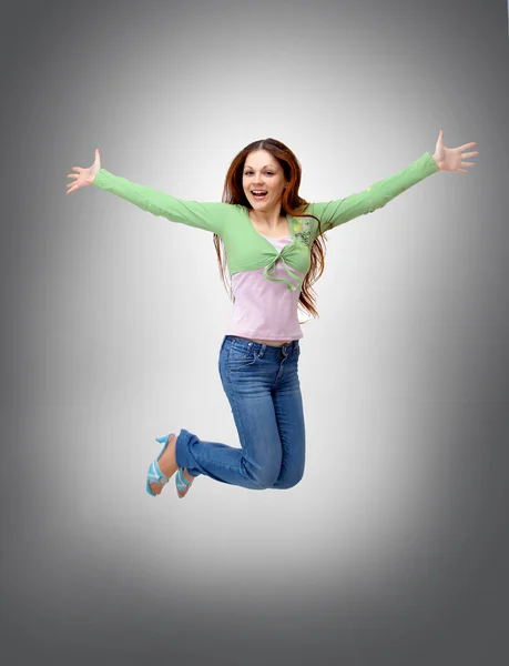 Szczęśliwa młoda kobieta skacze — Zdjęcie stockowe