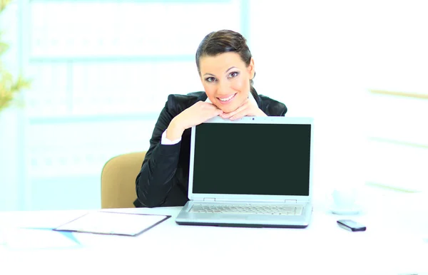 Vacker affärskvinna i kontoret, presentation av den bärbara datorn. — Stockfoto