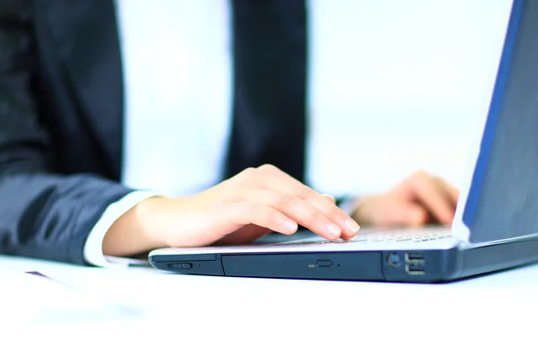 Frauenhände auf der Tastatur meines Laptops im Büro. — Stockfoto