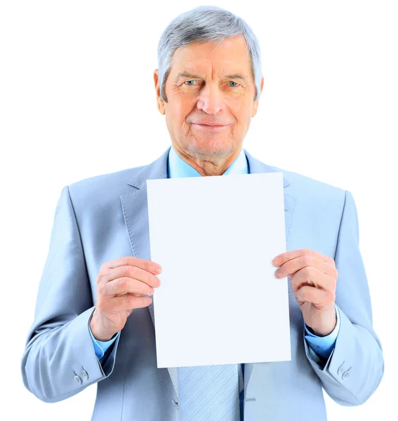 Pěkný podnikatel v of't věku drží velký bílý plakát. izolované na bílém pozadí. — Stock fotografie