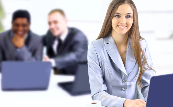 Die schöne Geschäftsfrau behält den Laptop. isoliert auf weißem Hintergrund. — Stockfoto