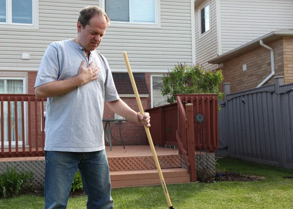 Mann hat Brustschmerzen bei Gartenarbeit — Stockfoto
