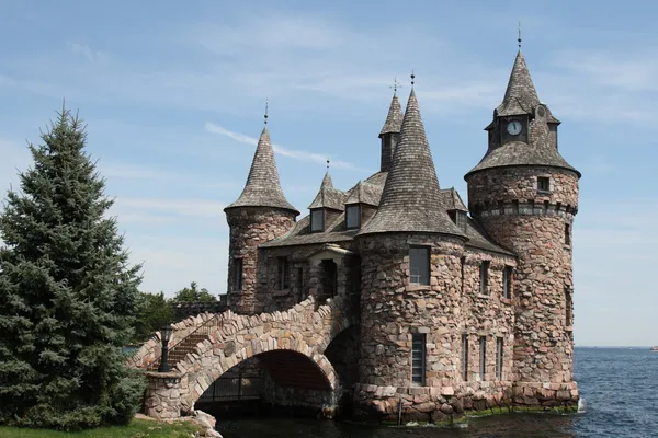Стародавній сміливий кам'яний замок з ровом і мостом — стокове фото