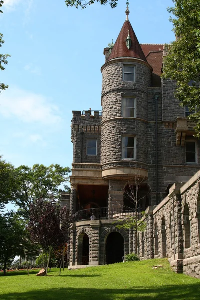 Weergave van boldt kasteel uit de gronden en de toren hoek — Stockfoto