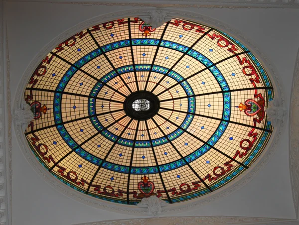Magnífico tecto de vidro manchado artesão com gesso guarnição na mansão — Fotografia de Stock