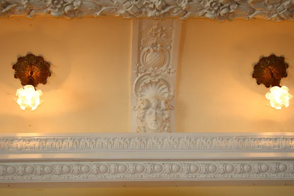 Декоративная штукатурка на потолке с антикварным освещением — стоковое фото