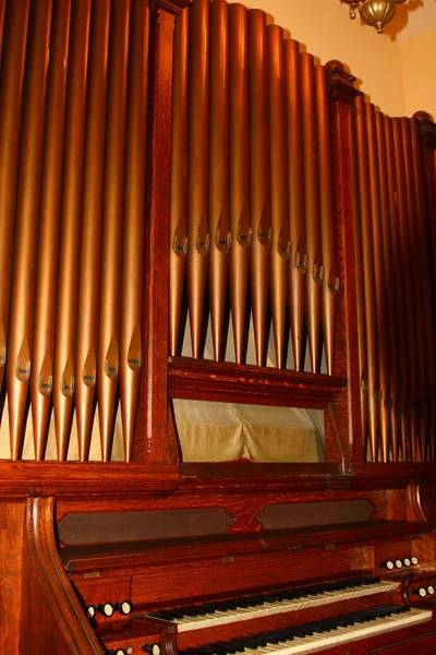 Sala de música na mansão com um antigo órgão de tubos — Fotografia de Stock