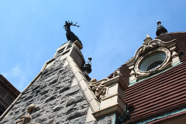 城の屋根と鹿記念碑 — ストック写真
