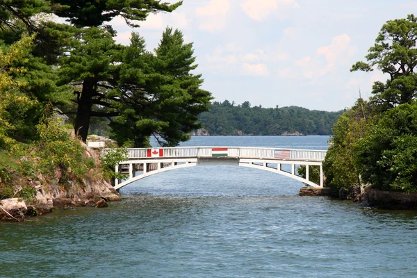Самый короткий международный мост в мире между Канадой и США — стоковое фото