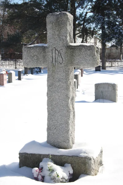 Grave marker in cemetary — Stock Photo, Image