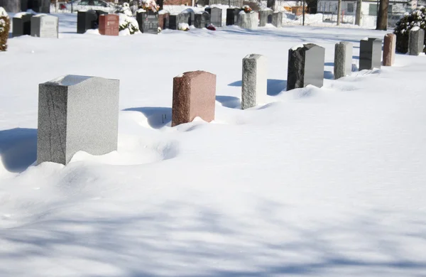 Kışın mezarlığı mezar işaretleri