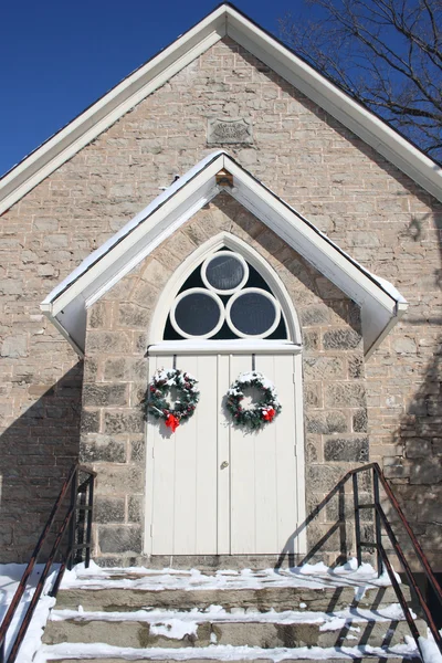 Wejście do kościoła przez drzwi w zimie — Zdjęcie stockowe