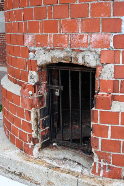 Porta da cela com portão de ferro — Fotografia de Stock