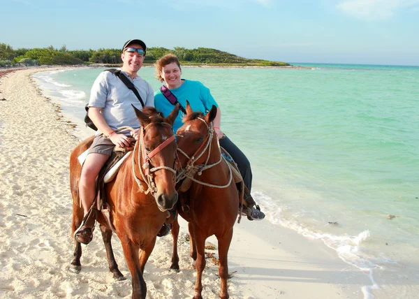 Passeios a cavalo românticos na praia oceânica — Fotografia de Stock
