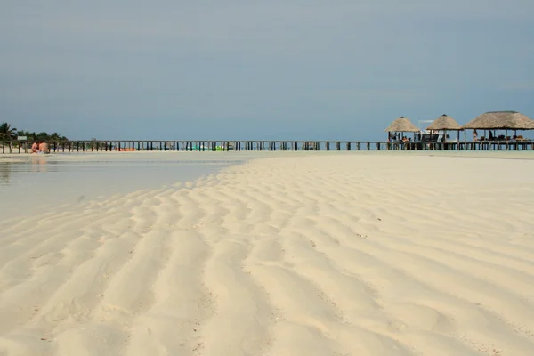 砂のビーチの波紋 — ストック写真