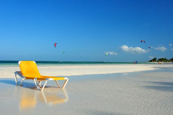 Cadeira lounge na praia junto ao oceano — Fotografia de Stock