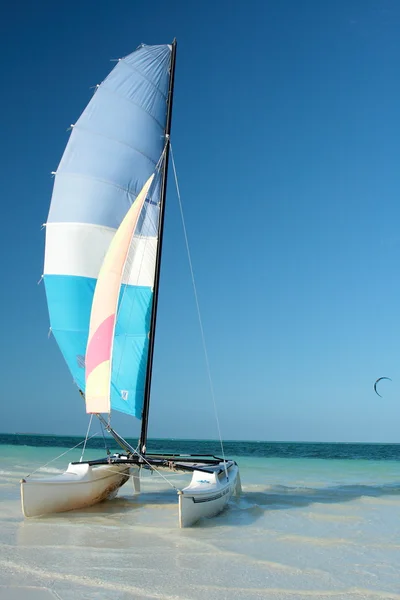 Catamaran op strand — Stockfoto