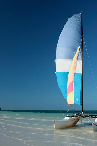 Sailboat on tropical beach — Stock Photo, Image