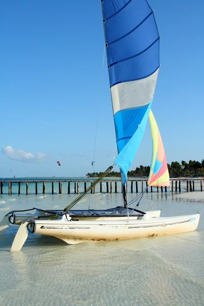 Sail boat on sandy beach — Stock Photo, Image