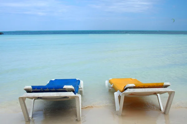 Beach chairs overlooking warm tropical ocean — Stock Photo, Image