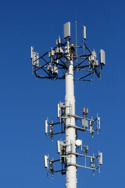 Hírközlési torony munkavállaló javítása — Stock Fotó