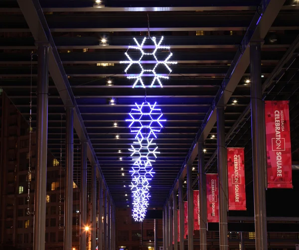 Luzes decorativas floco de neve durante o tempo de Natal levou — Fotografia de Stock