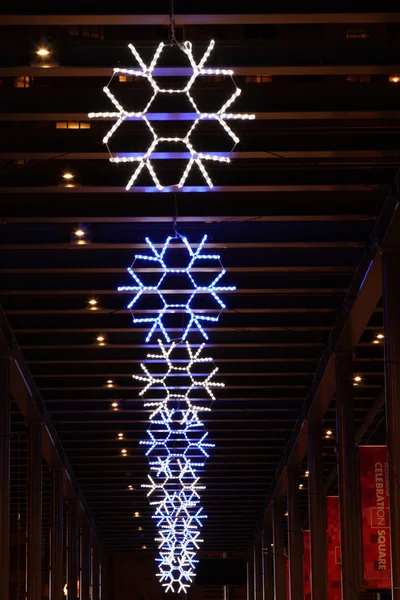 Luzes decorativas floco de neve durante o tempo de Natal levou — Fotografia de Stock
