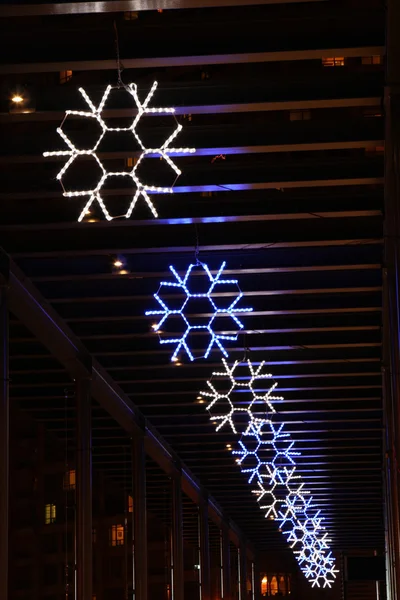 Led dekoratif kar tanesi ışıkları Noel zamanı sırasında — Stok fotoğraf