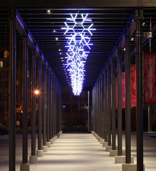 Oświetlenie dekoracyjne led śnieżynka podczas świąt Bożego Narodzenia — Zdjęcie stockowe