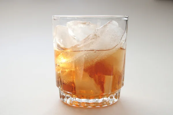 Sklenka rumu alkoholu s kostkami ledu — Stock fotografie
