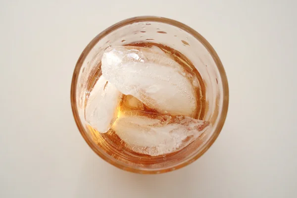 Вид сверху на стакан спирта с кубиками льда — стоковое фото