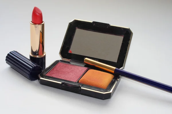 Lippenstift en rouge en eyeliner potlood — Stockfoto