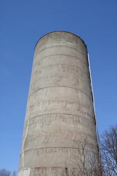 Konkreta rök stack eller silo — Stockfoto