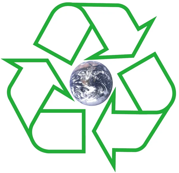 Земля в зеленом символе переработки — стоковое фото