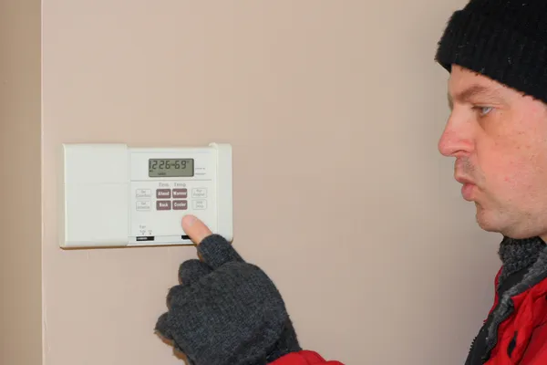 Hem termostaten visar betydelsen av ugnen underhåll för att undvika nedbrytning Stockbild