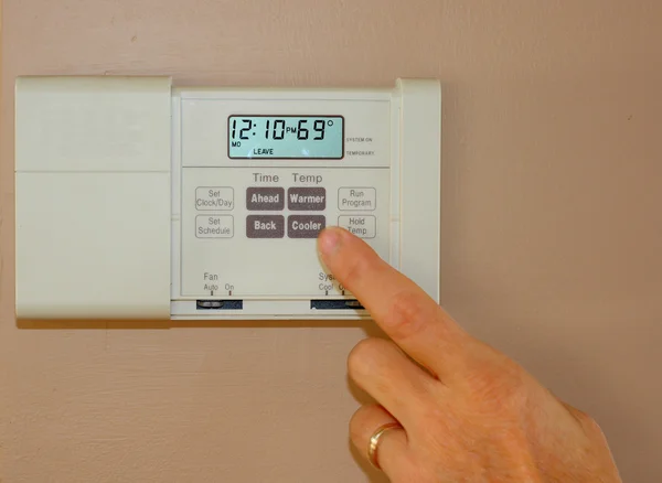 Hem termostat för att spara på energikostnaderna och bevara Stockfoto