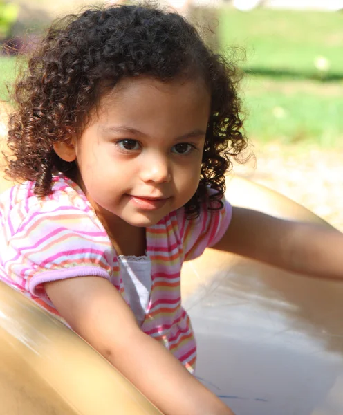 Маленька дівчинка на дитячому майданчику — стокове фото