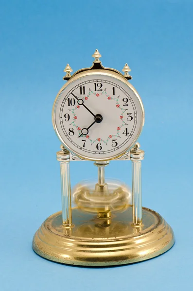 Clock on azure background — Stock Photo, Image