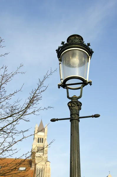 Historiska gatan lampa i brugge — Stockfoto