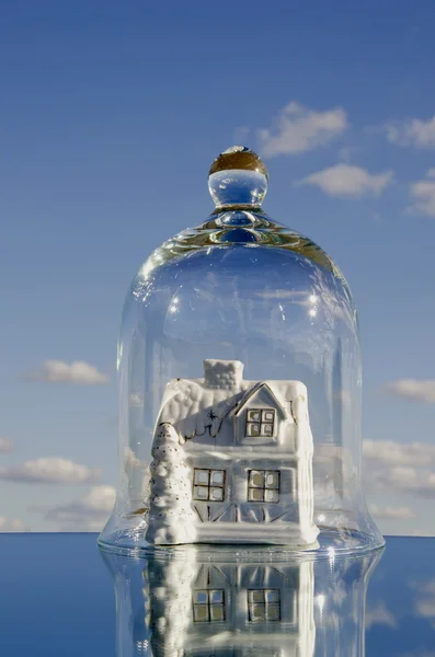 在镜像服务器上的玻璃罐子里的房子符号 — 图库照片