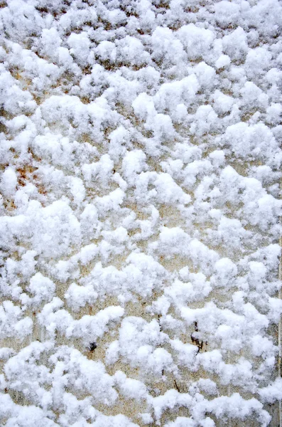 Весенний снег на стене — стоковое фото