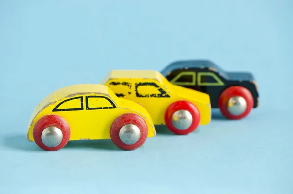 Drei hölzerne und alte Autospielzeuge — Stockfoto