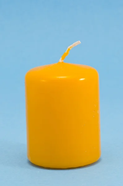 Жовта свічка на блакитному фоні — стокове фото