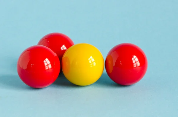Червоний і жовтий більярдний м'яч — стокове фото